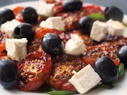 Салат с запечеными помидорами, фетой и оливками