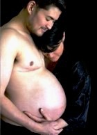 Томас Беати, первый беременный мужчина в мире через месяц родит