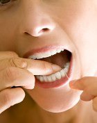 Зубная нить вредит зубам?
