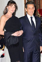 Карла Бруни-Саркози не собирается показывать народу малыша