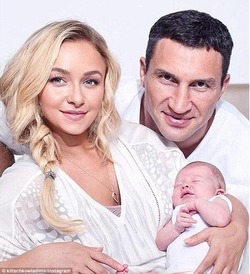 Кличко опубликовал фото новорожденной дочери