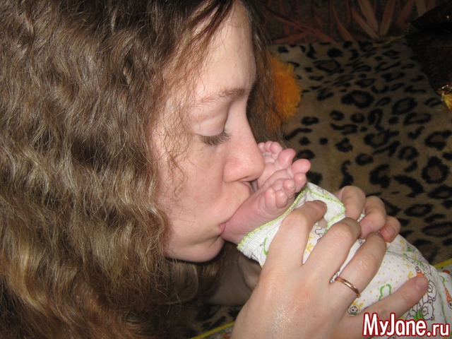 мама целует пяточки долгожданной дочке Мирочке