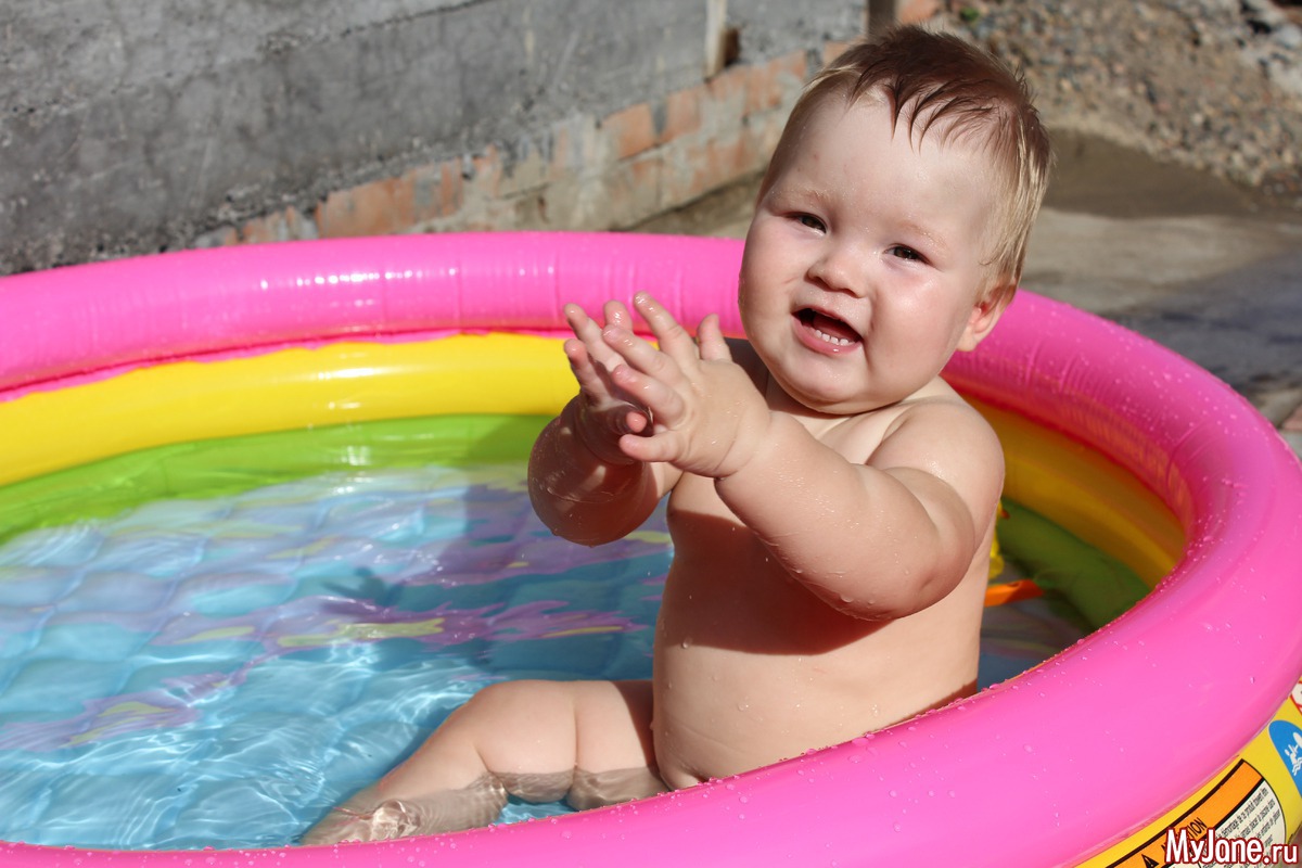 Парень. Котик плавает. Любовь в воде. Котик купается в бассейне. Любовь купается.