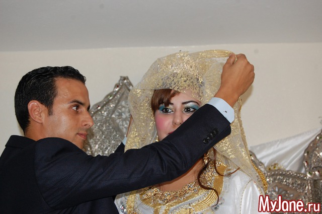 Жених открывает лицо невесты