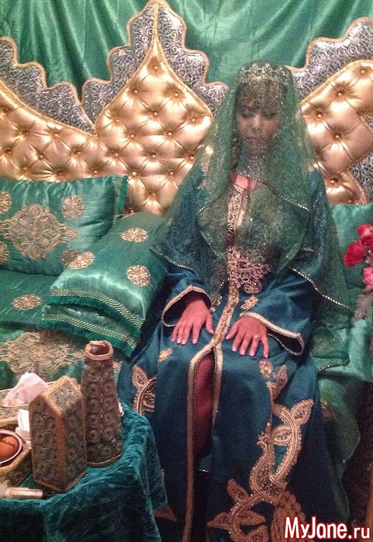 Вечер хны, в этот вечер невеста обычно в зелёном (традиционно женский вечер)