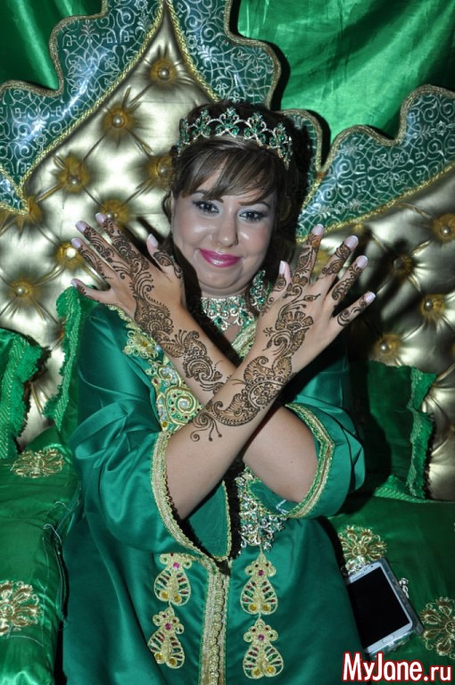 Невесте разрисовывают руки хной