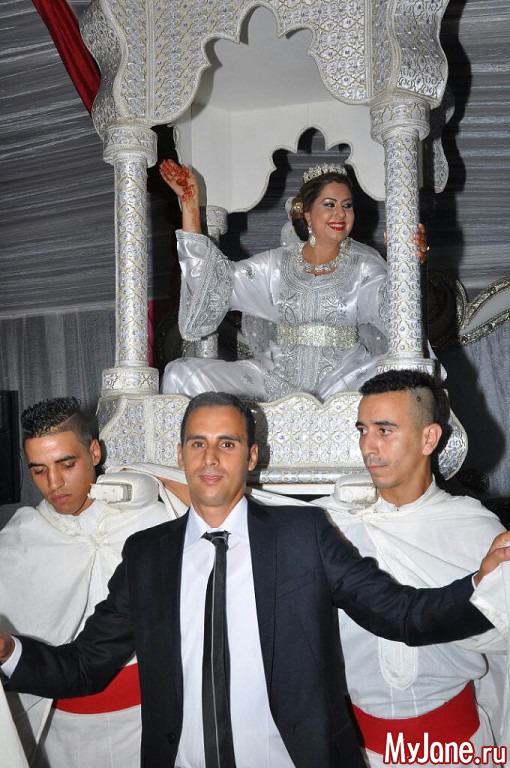 Невесту носят в паланкине специальные носильщики