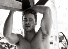 Красавец Тейлор Кинни фото