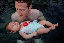 Марк Цукерберг купает 2-месячную дочку в бассейне