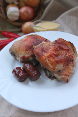 Курица с копчеными колбасками