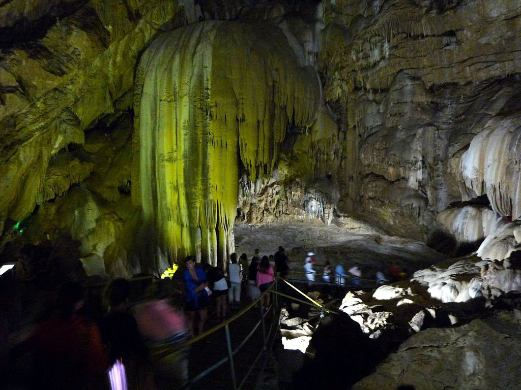   Места, где надо обязательно побывать. Новоафонская пещера. Абхазия
