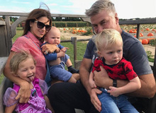 Алек Болдуин с супругой Хилари, родившей ему троих детей. В ноябре 2017 года стало известно, что Хилари снова в интересном положении. фото