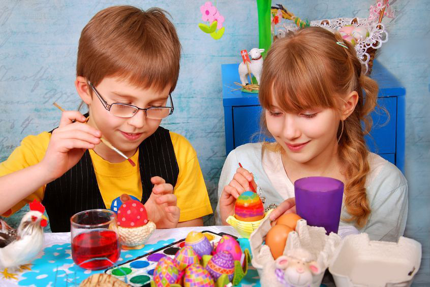   Как красить пасхальные яйца с детьми?