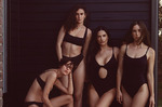 Деми Мур снялась в новой рекламной кампании купальников вместе с тремя своими дочерьми