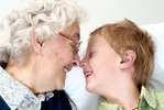 Ученые пояснили, почему бабушки любят внуков больше, чем детей