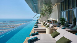В Дубае открыли самый высокий панорамный бассейн в мире