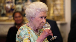 По совету врачей Елизавета II полностью отказалась от алкоголя
