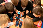 Российским школьникам перед входом в класс придется сдавать свои телефоны