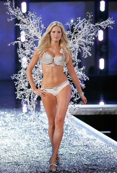 Порно видеодағы жас кеуделі әйелдер